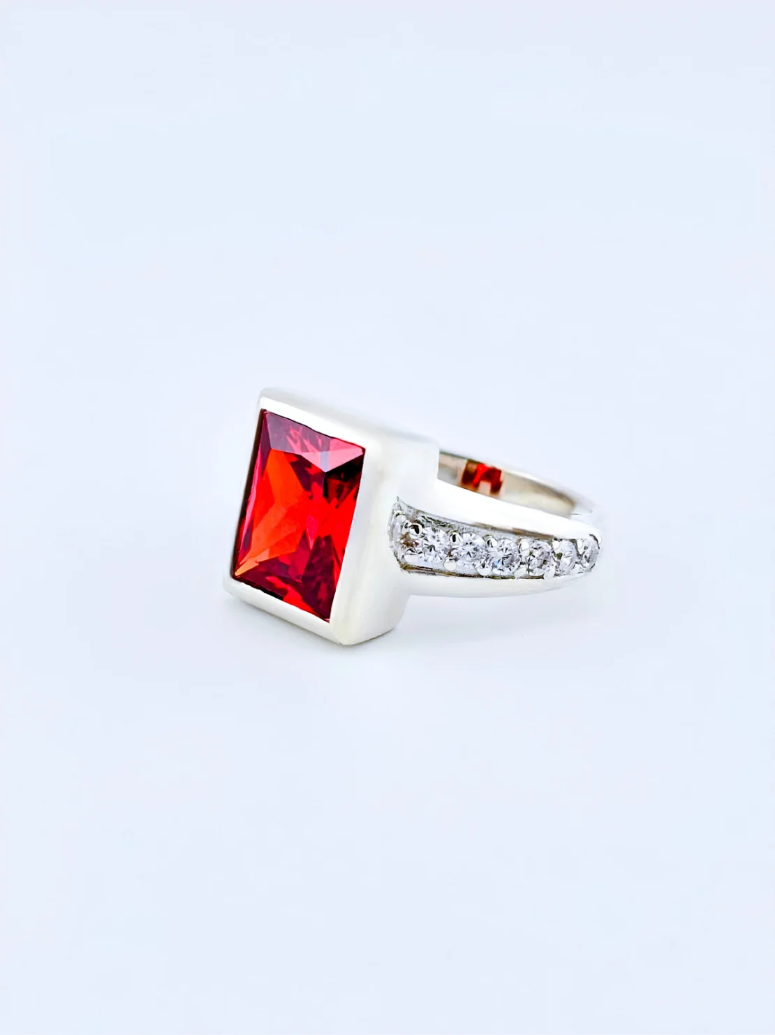 Alternative view of Nhẫn Đính Hôn Garnet Heart of Love