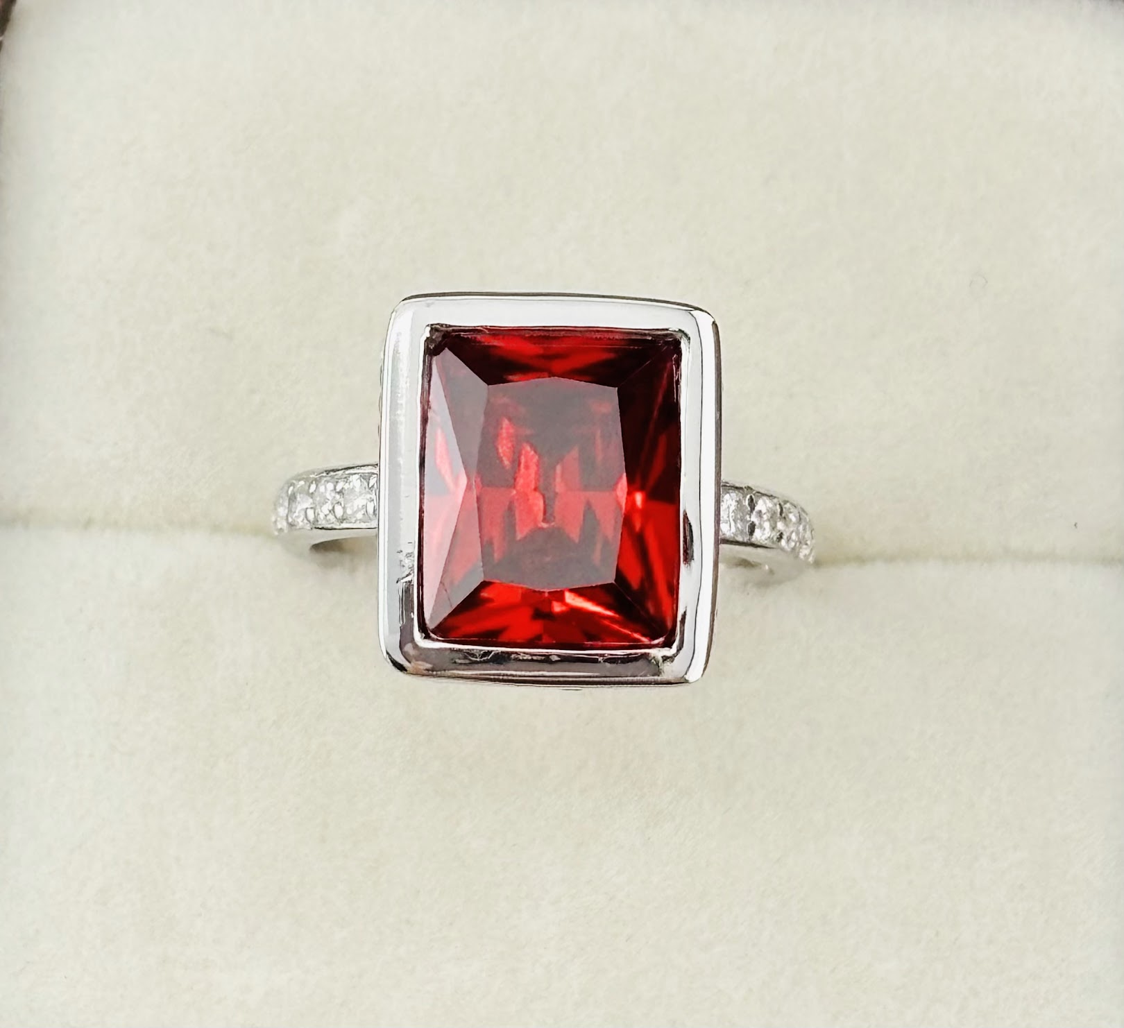 Nhẫn Đính Hôn Garnet Vuông Huyền Bí